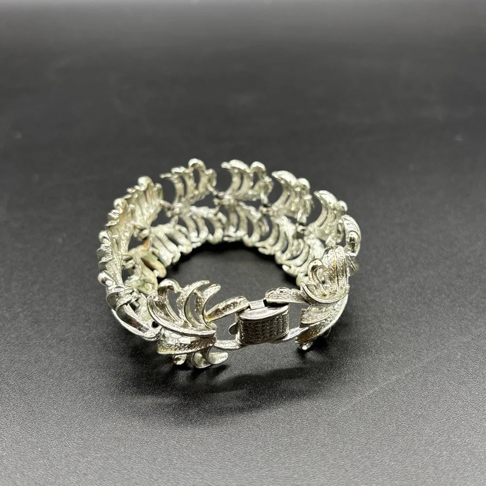 Signed Coro Textured Silver Tone Leaf Like Pattern Linked Vintage Bracelet